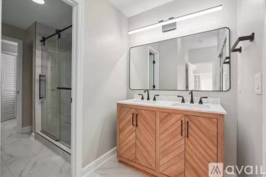 Main picture of Oaks At Buckhead Condominium