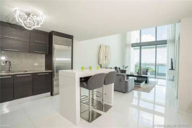 Main picture of 900 Biscayne Bay Condos