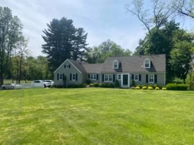 Main picture of 810 Holmdel Rd