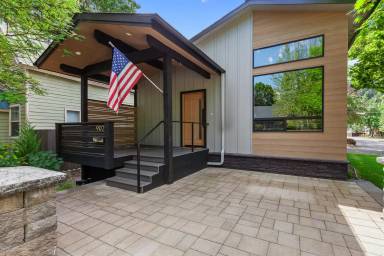 Main picture of 902 E Bancroft Ave