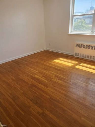 Main picture of 8 Avenue S