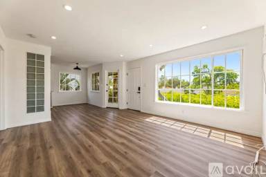 Main picture of 801 S Burnside Ave
