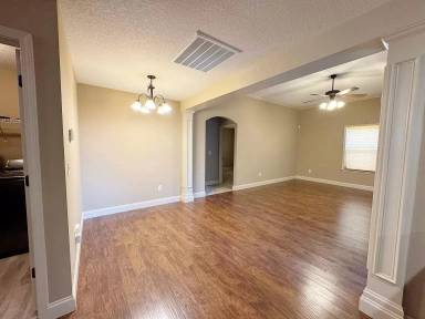 Main picture of 106 S Hamlet Ct