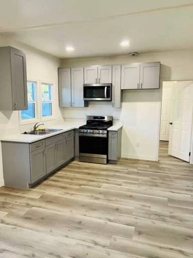 Main picture of 860 W 47th St