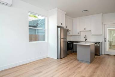 Main picture of 12094 SE Market St