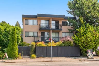 Main picture of 5454 Fauntleroy Way SW