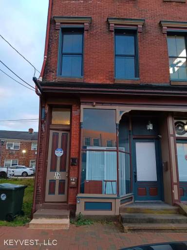 Main picture of 10-12 E Broad St