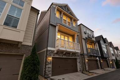 Main picture of 545 Mirrormont Dr SE