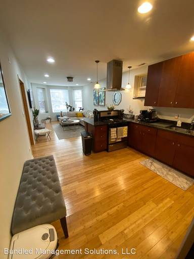 Main picture of 3416 N Greenview Ave