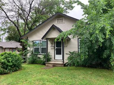 Main picture of 3328 E 7th St