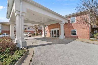 Main picture of 5 Park Dr