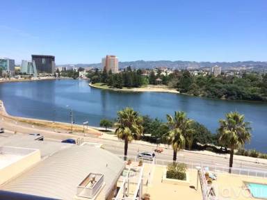 Main picture of Essex On Lake Merritt