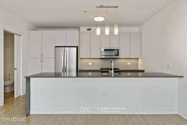 Main picture of 723 S Wells St