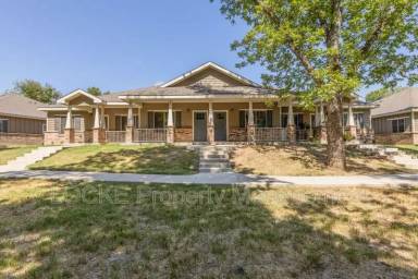 Main picture of 512 E Akard St