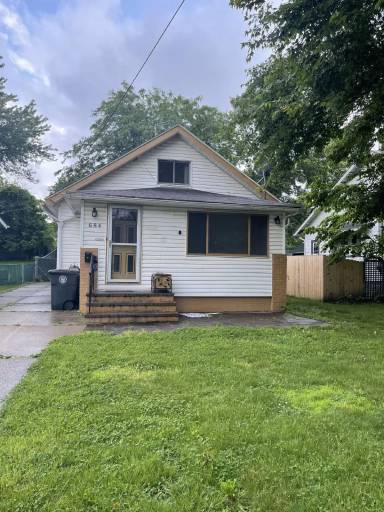 Main picture of 684 Evans Ave