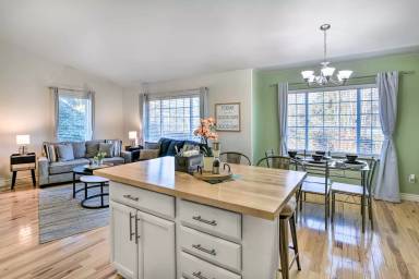 Main picture of 2432 Glacier St