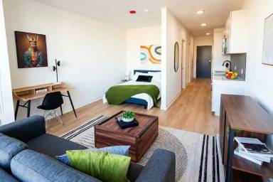 Main picture of 1005 W Grand Ave
