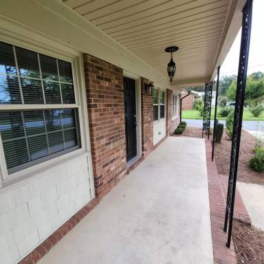 Main picture of 712 Lake Dr