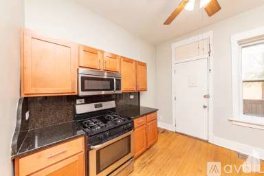 Main picture of 1533 W Leland Ave