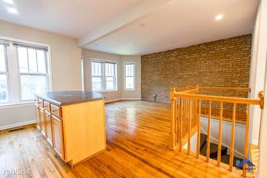 Main picture of 1364 N Hoyne Ave