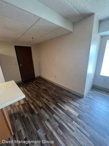 Main picture of 400 10th Ave NW