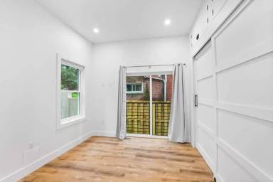 Main picture of 440 W Queen Ln