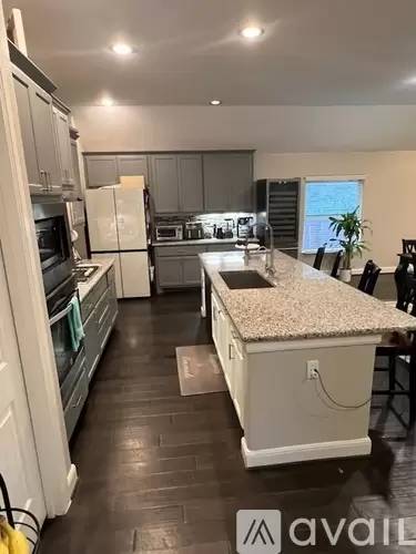 Main picture of 404 Peakside Cir