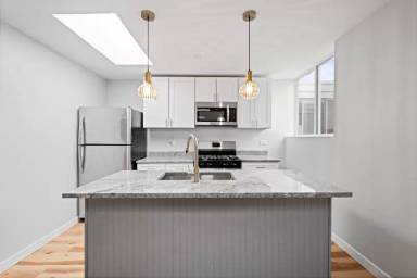 Main picture of 2495 W Peterson Ave