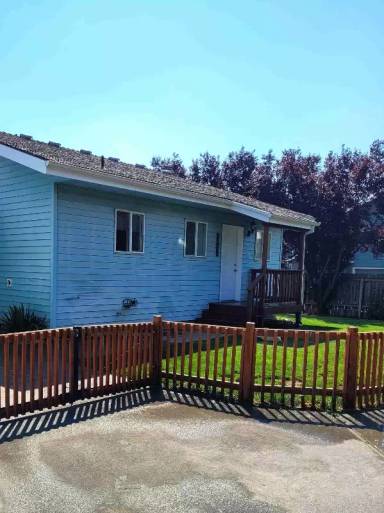 Main picture of 1926 SW Reindeer Ave