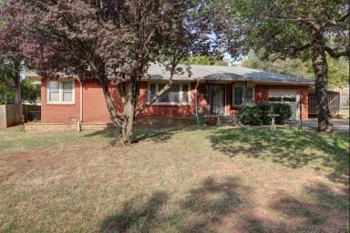 Main picture of 825 East Dr