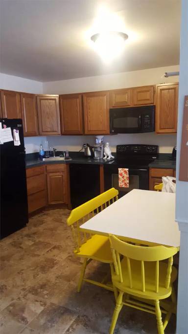 Main picture of 144 Pickwick Pl