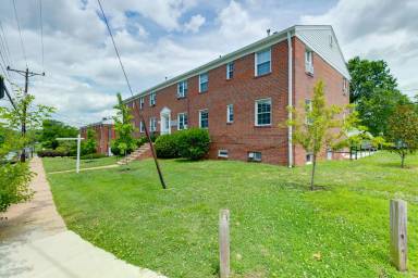 Main picture of 131 S Courthouse Rd