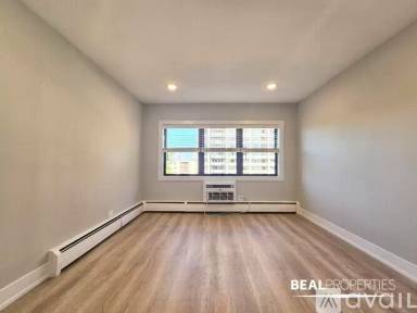Main picture of 555 W Stratford Pl