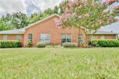 Main picture of 1990 Bluff Ct