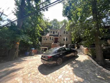Main picture of 512 W 261st St
