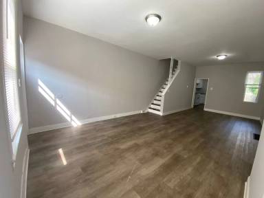 Main picture of 1923 W Bristol St