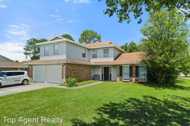 Main picture of 105 Cedarwood Dr