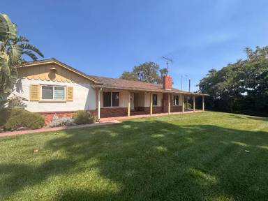 Main picture of 1532 S Main St