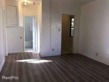 Main picture of 746 1/2 N Ridgewood Pl