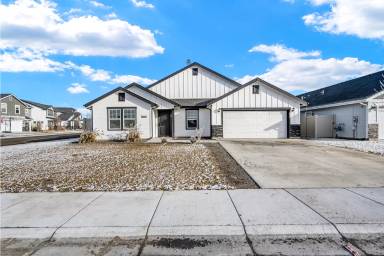 Main picture of 7626 E Iroquois St