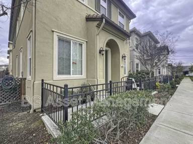 Main picture of 812 Queen Palm Ln