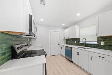 Main picture of 3313 Thibet St