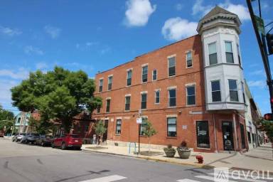 Main picture of 7044 N Clark St