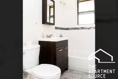 Main picture of 732 W Roscoe St