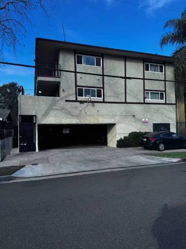 Main picture of 1328 N Durant St