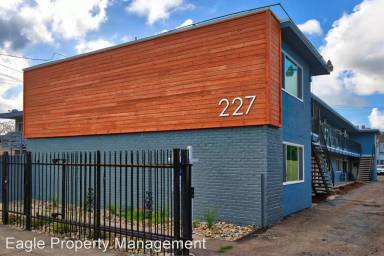 Main picture of 227 W Poplar St