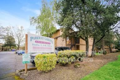 Main picture of 14140 NE Sandy Blvd