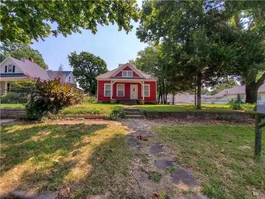 Main picture of 328 S Kickapoo Ave