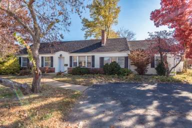 Main picture of 2348 S McKnight Rd