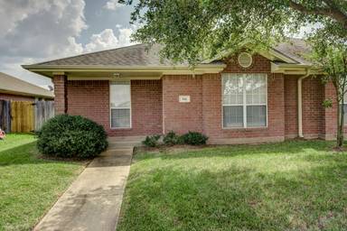Main picture of 922 Willow Pond St